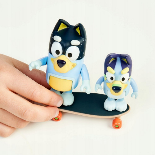 Set 2 figurine Bluey, Bandit si Bluey cu skateboard - element galerie