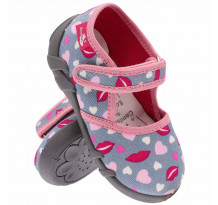Papucei fetite, cu scai, din material textil, gri, cu motive inimioare