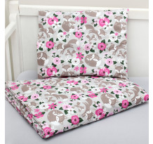 Lenjerie Scamp RoseFox montată în pătuț alb - husă pilotă și pernă 70x90 cm cu imprimeu vulpițe și flori roz