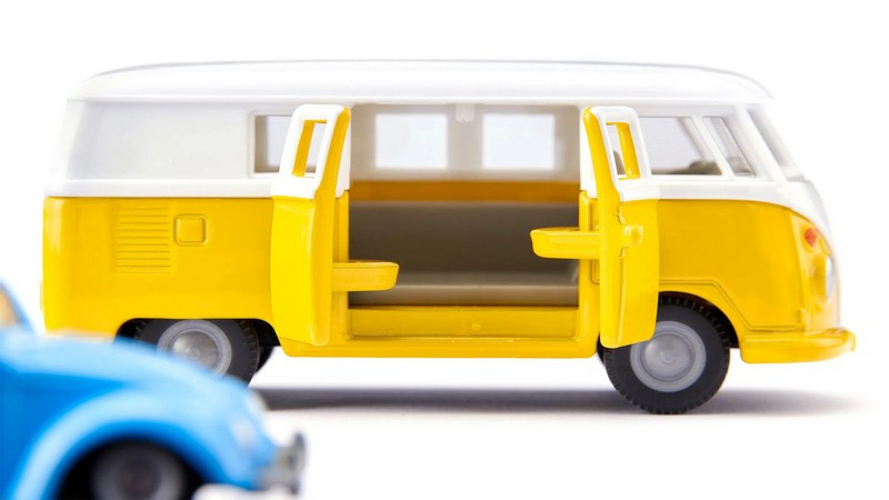 VW T1 cu remorcă și VW Beetle - Siku 2567, scara 1:50